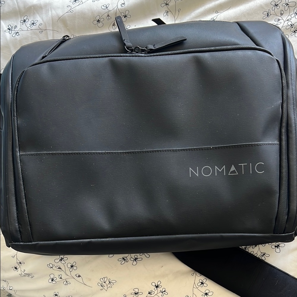 Black Messenger Bag with Durable Design and Professional Aesthetic